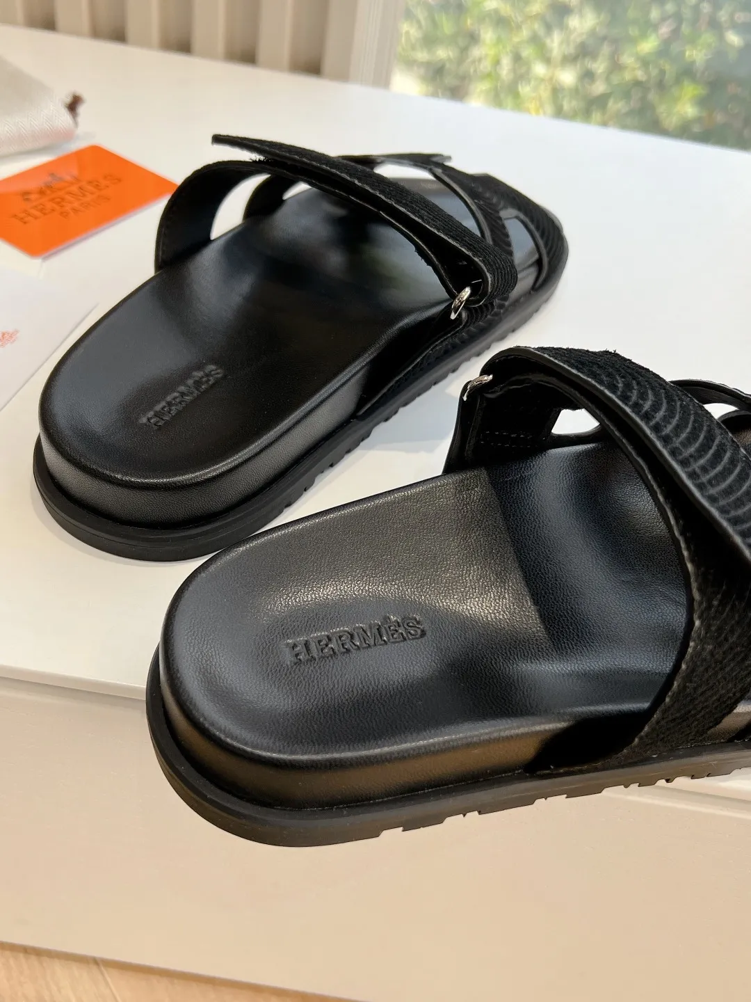 👟👟Ex-factory price 440👟👟 Men's size +10 H family 2024 spring and summer new style HERMES Hermes' recently popular couple's shoes, pig nose angle sandals and slippers, paired with various colorful socks, extremely trendy. Upper lining: imported original material. Outsole: non-slip and wear-resistant outsole. Size: Female 35-42 (40/42 non-returnable and non-exchangeable) Men’s size: 39-45 (45 is non-refundable and non-exchangeable)
